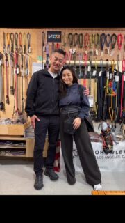 ✨Litto Howler Isaac & Jessica
welcome to Japan🇺🇸

なんと先日、L.A.から @littohowler オーナー兼生産者の
アイザック＆ジェシカ夫妻が当店に来てくださいました✨️

当店の主力商品である－Litto Howler－
リーシュとチョークカラーは、なんとアイザックが全世界の注文分を一人で生産しています。

使用されるクライミングロープはアメリカやフランスから
厳選仕入れ。

リーシュの要であるオートロックカラビナはアメリカで完全オーダー製作。

他では決して真似できない耐荷重590kgという驚異の強度を誇ります。

⚠️現在、市場にはスイベル（ロープが絡まないように回転する金具）付きオートロックカラビナのコピー品が多数出回っています。

これらは耐荷重もなく不具合も多発していますので、
－Litto Howler』－以外のスイベル付きオートロックカラビナリーシュにご注意ください！

ジェシカは明るくエネルギッシュで、アイザックの生産するリーシュを世界に広める抜群のマネジメント力を発揮。
まさに最強コンビが創り上げるブランド、
それが－Litto Howler－です。

視察後は、
輸入元の @bestiellc 
人間と犬のアパレルブランド @twiybase と共に、
高尾の山奥にある @takao.gonsuke で会食。

アイザックはビール好き🍺、ジェシカは日本酒好き🍶。
ロケーション、料理、そしてお酒に感動し、普段聞けない貴重なお話もたくさん伺うことができました。
とても楽しく、忘れられない時間となりました。

アイザック＆ジェシカ、本当にありがとう！🙏

🌸そして来春．．．
BONBONDOG裏高尾 は－Litto Howler－に関する新たな展開が待っています。

すでにプロジェクトは進行中❤️‍🔥
皆さんを驚かせる発表ができる日を、どうぞお楽しみに✨

Thank you so much, Isaac & Jessica! 🙏

🌸 And stay tuned — next spring, something very exciting related to Litto Howler is coming to BONBONDOG Ura-Takao!
The project is already in motion, and we can’t wait to surprise you all soon! ✨

 #littohowler  #bestie  #twiybase  #bonbondog