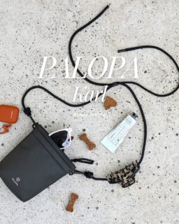 【PALOPA】とは,,,
デザイン、機能性を重視しながらも、長持ちすること、有害物質を含まないこと、再生可能な素材であること、高品質であること。と、サステナブルな考え方を大切にしたドイツ発ドッグアイテムブランド🇩🇪
Karlは、お散歩やドッグスクールに最適な
犬のお散歩ショルダーバッグˊ˗
poop袋(💩袋)専用ポケット付き.ᐟ
携帯電話や鍵等の貴重品はZIPポケットˊ˗
おやつを収納するポケットはマグネットポケットなので
トレーニング中にZIPを開けたり閉めたりする手間を省き
スマートにおやつを取り出すことができるˊ˗
まさに私が探し求めていたbagがKarl♡
撥水性のある素材で、雨の日の愛犬のお散歩や山やキャンプ等の外出先でも安心して使えます🙆♀️
🙌ショルダーなのに肩が痛くならない理由があります🙌
Karlの肩紐はクライミングロープやパラコードではなく、
パラコードよりも太くてクッション性があるクライミングロープ風の丸紐を採用ˊ˗
太さがあるのでパラコードのような肩に食い込むことが無く、耐久性もしっかりしていますが、本格的な登山用ロープほど重くないのでお散歩に最適な仕様になっています˖ ࣪⊹
私はパラコードの肩紐はとても重く感じてしまい肩凝り➕頭痛になる体質なので、Karlを使用して感動しました!
こんな方にKarlはオススメ🙌
◾︎ドッグトレーナーさん
◾︎トレーニングに最適なおやつ入れを
お探しの方
◾︎肩こり症の方
◾︎とにかく身軽にサクッと散歩させたい方
◾︎大型犬多頭飼いの方 etc.....
毎日のお散歩を更に豊かなものに❁⃘*.゚
#PALOPA